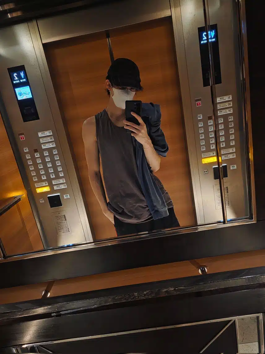 좋은 느낌을 주는 라이즈 앤톤 거울 셀카