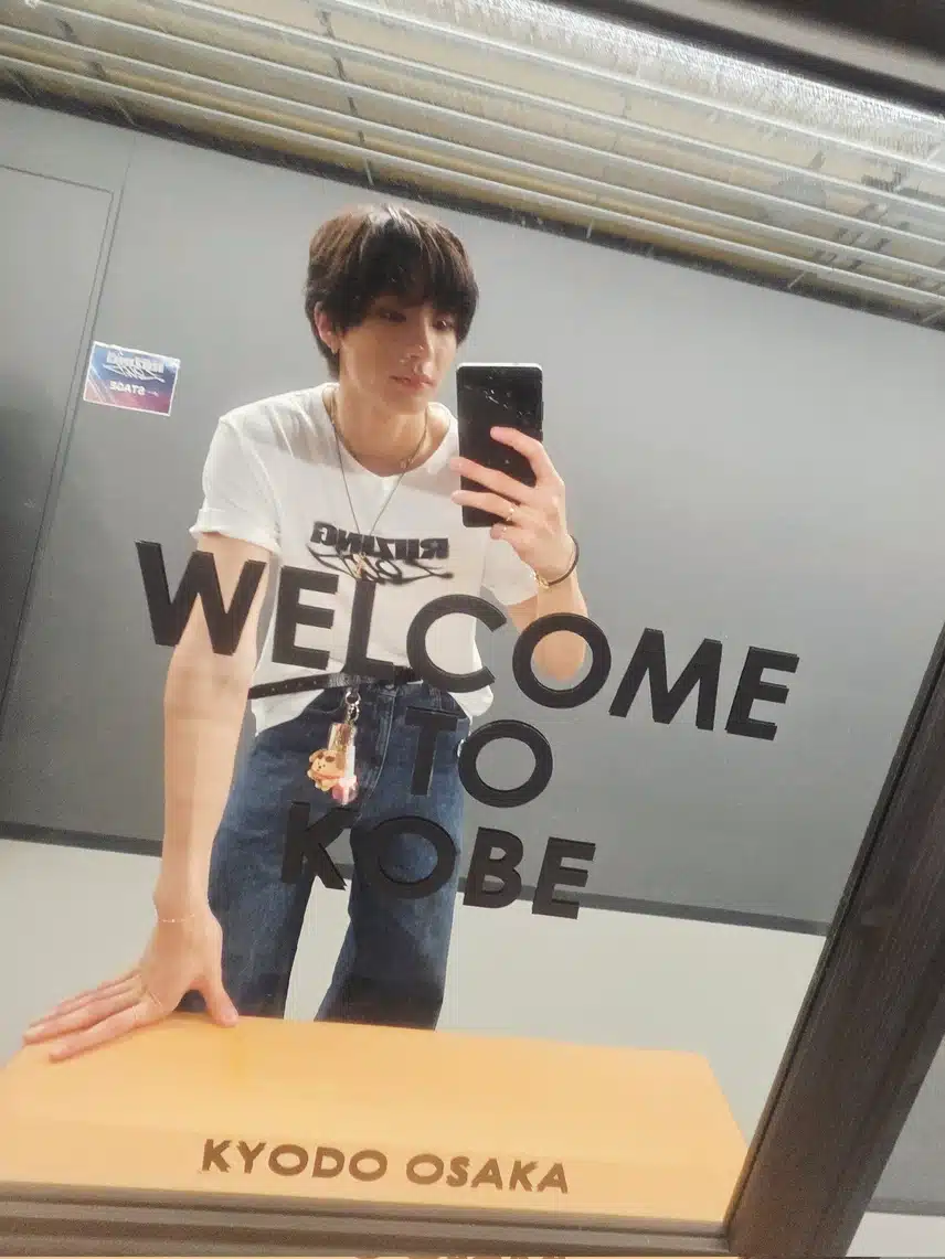 좋은 느낌을 주는 라이즈 앤톤 거울 셀카