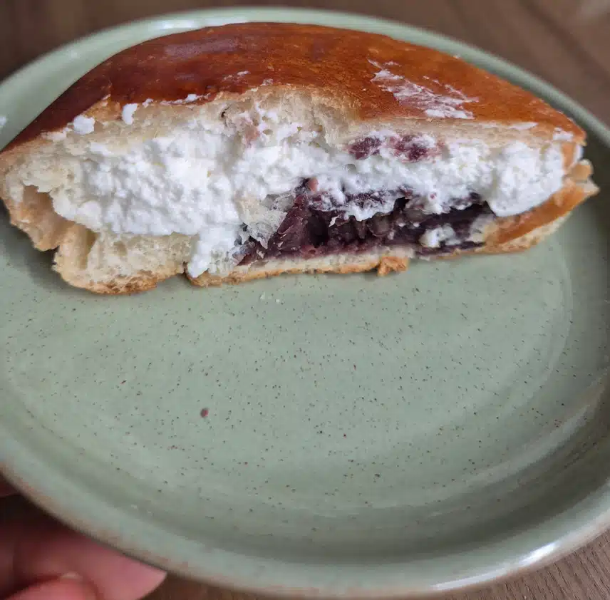 퐁신퐁신 생크림 팥빵😋