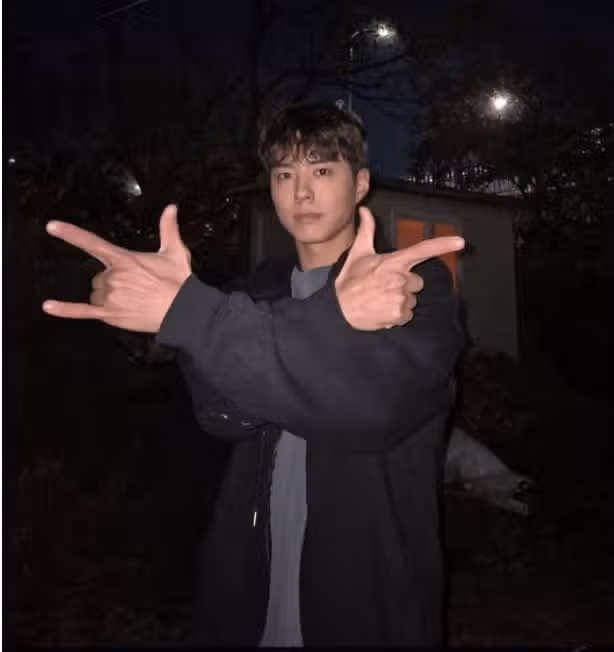 Monsieur Bogum, votre visage est petit, donc vos mains paraissent grandes~