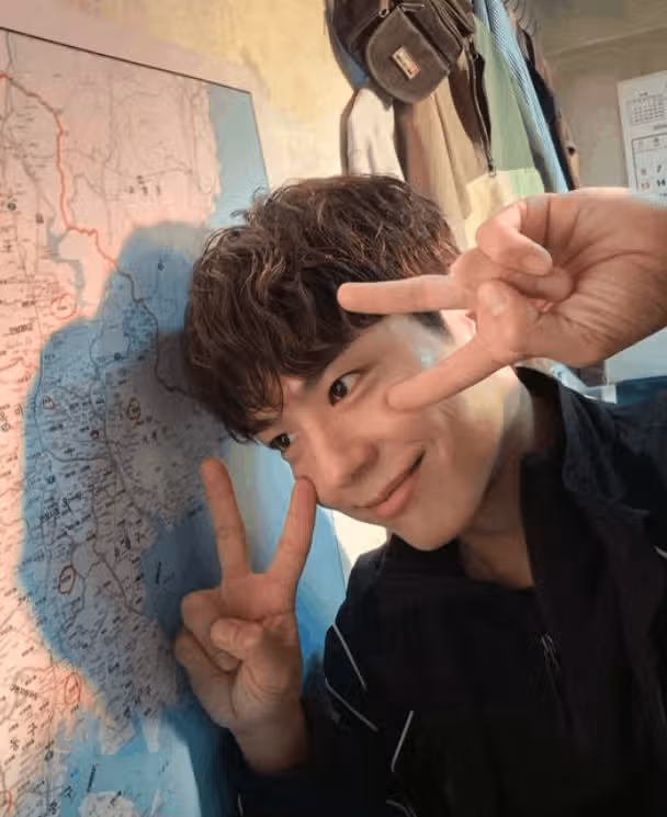Monsieur Bogum, votre visage est petit, donc vos mains paraissent grandes~