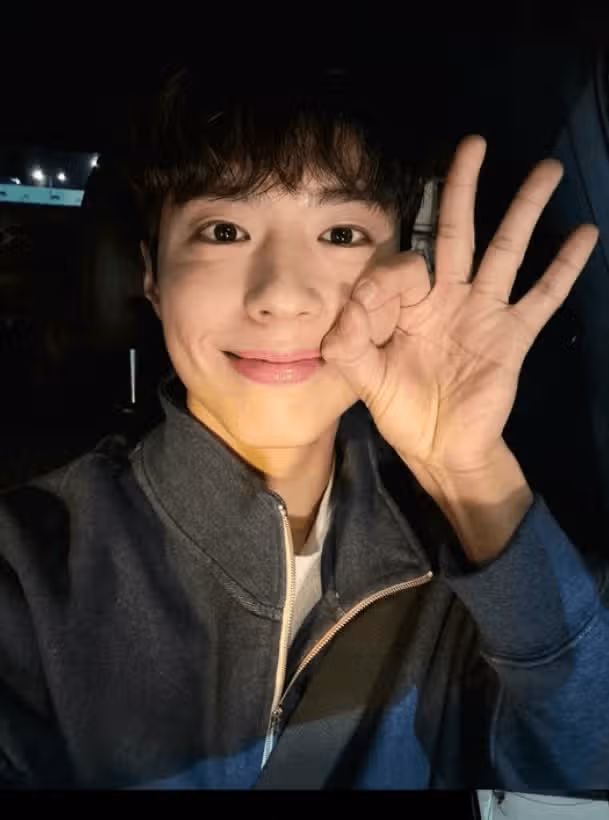 Monsieur Bogum, votre visage est petit, donc vos mains paraissent grandes~