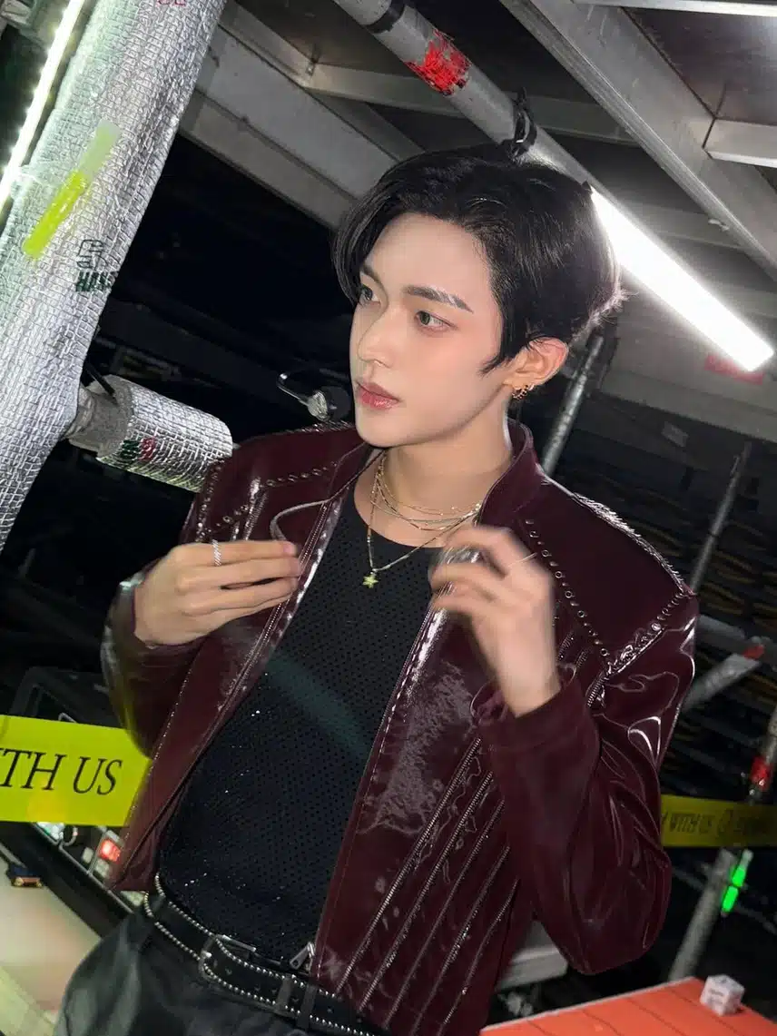 빨간색 자켓 무대의상 너무 잘 어울려요