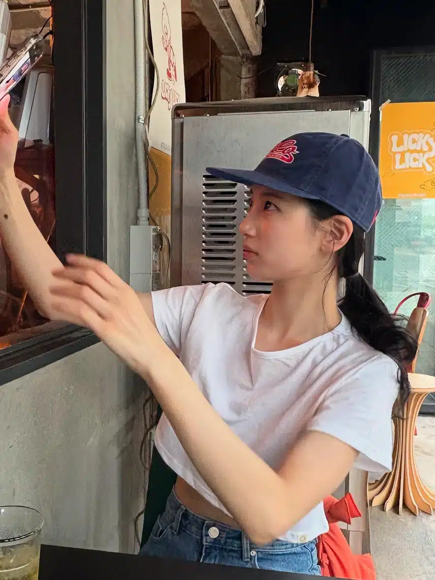 Suzy's Instagram update that looks pretty with makeup and without makeup