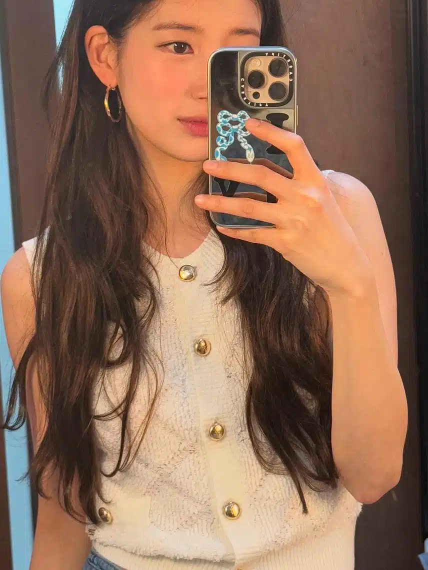 Suzy's Instagram update that looks pretty with makeup and without makeup