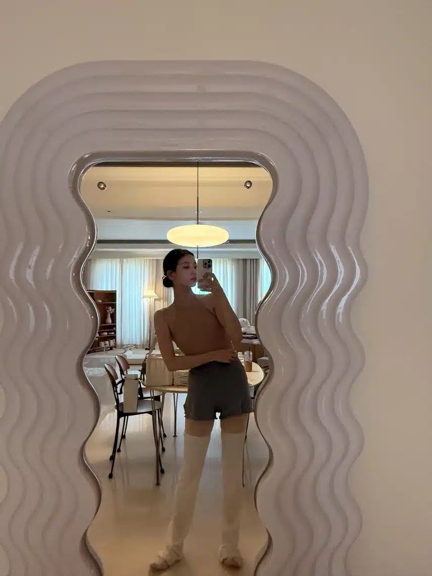 Pictures of Suzy in a ballet outfit with perfect proportions