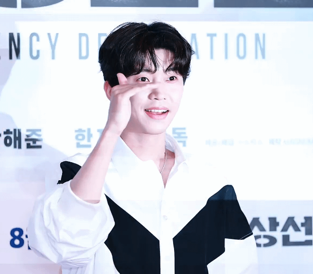 영웅님 흰색셔츠가 넘 잘 어울리고 예쁘네요