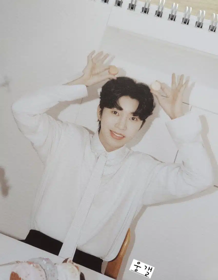 영웅님 흰색셔츠가 넘 잘 어울리고 예쁘네요
