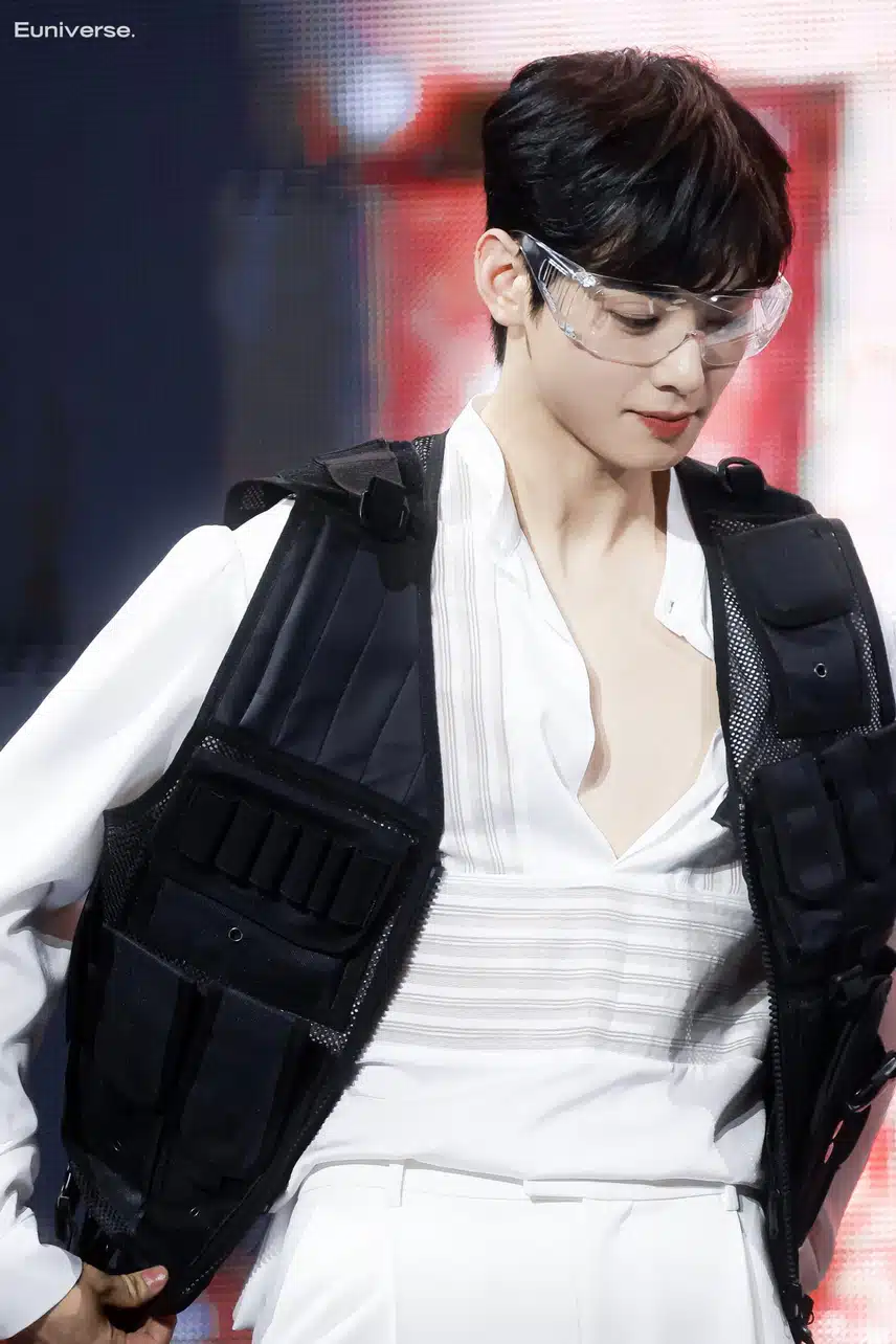 눈이 개안되는 고글에 조끼입은 차은우 