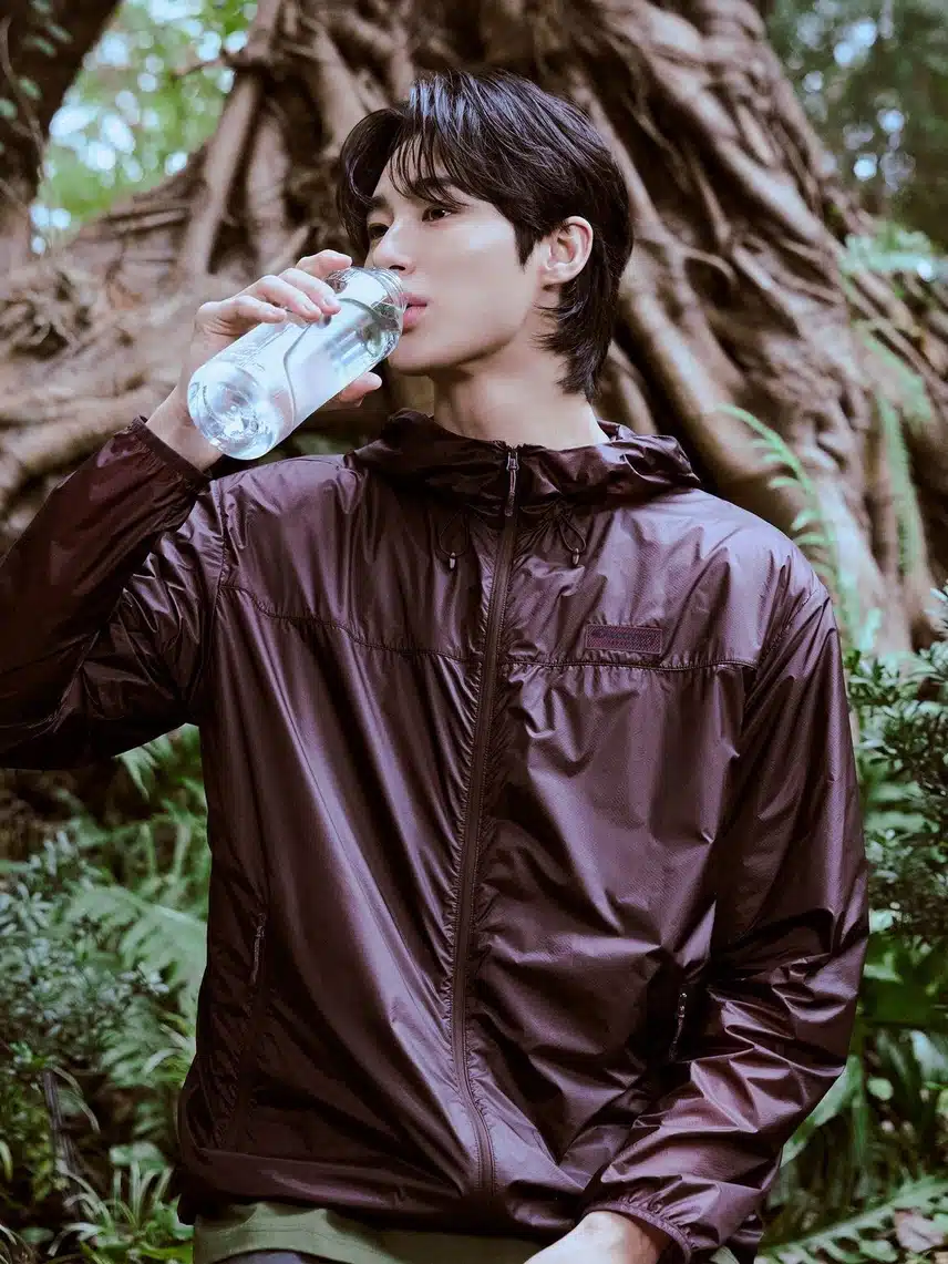 Curarse viendo al refrescante Woo Seok en un clima cálido