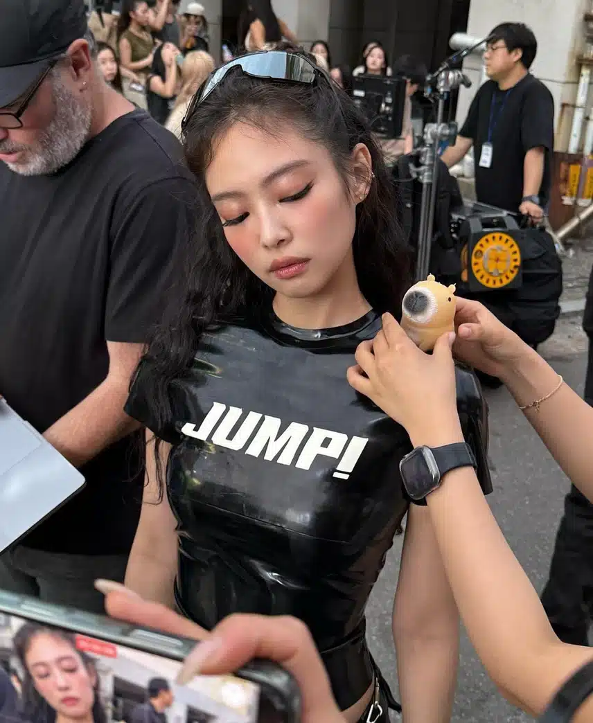 뛰어 뮤비 촬영 현장 속 남다른 분위기의 제니