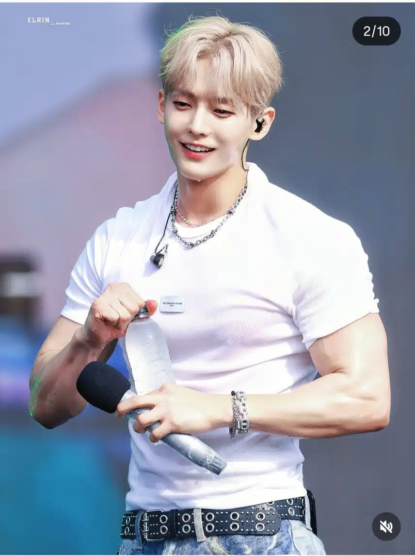 Minhyuk 在 Instagram 上发布了一张 Waterbomb 的照片，太疯狂了，太热了