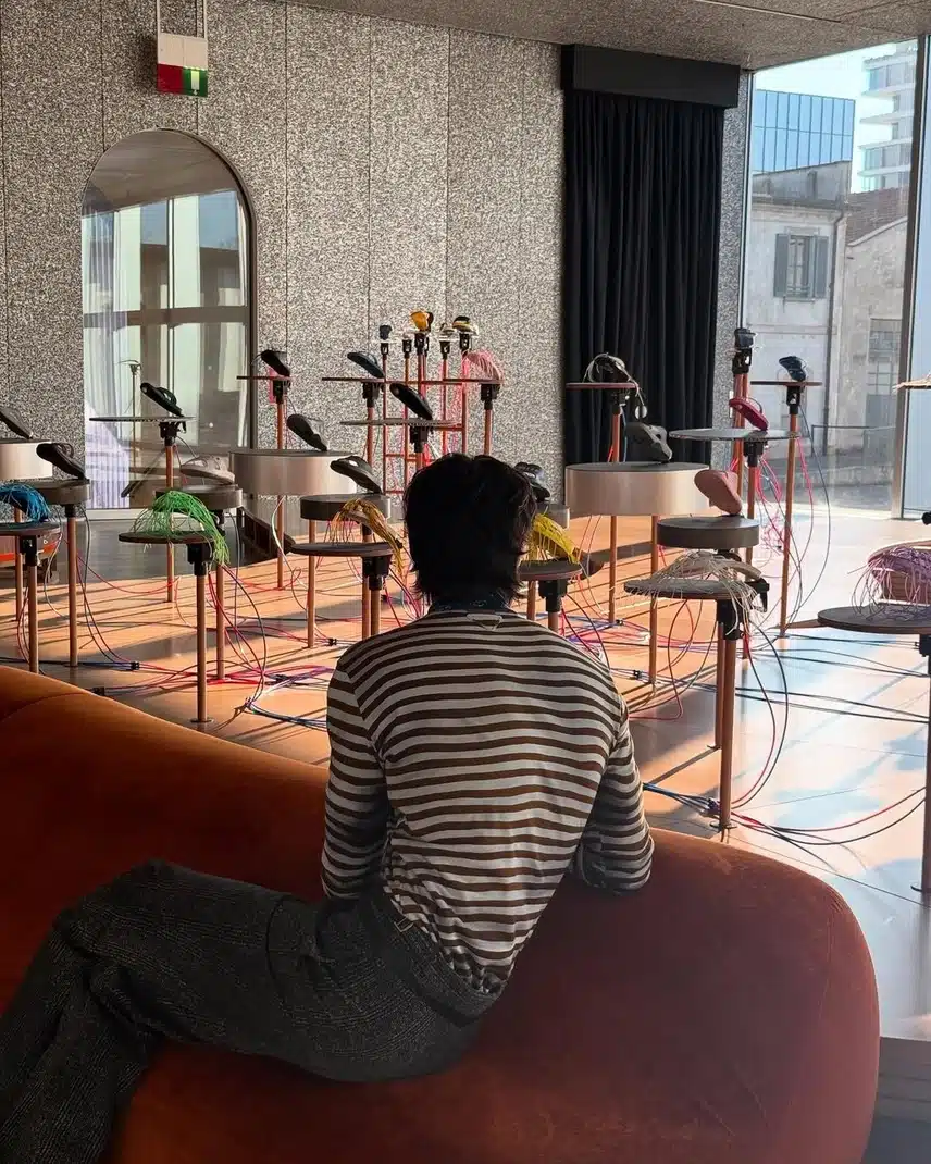 El cuerpo de triángulo invertido perfecto del humano Prada Woo Seok