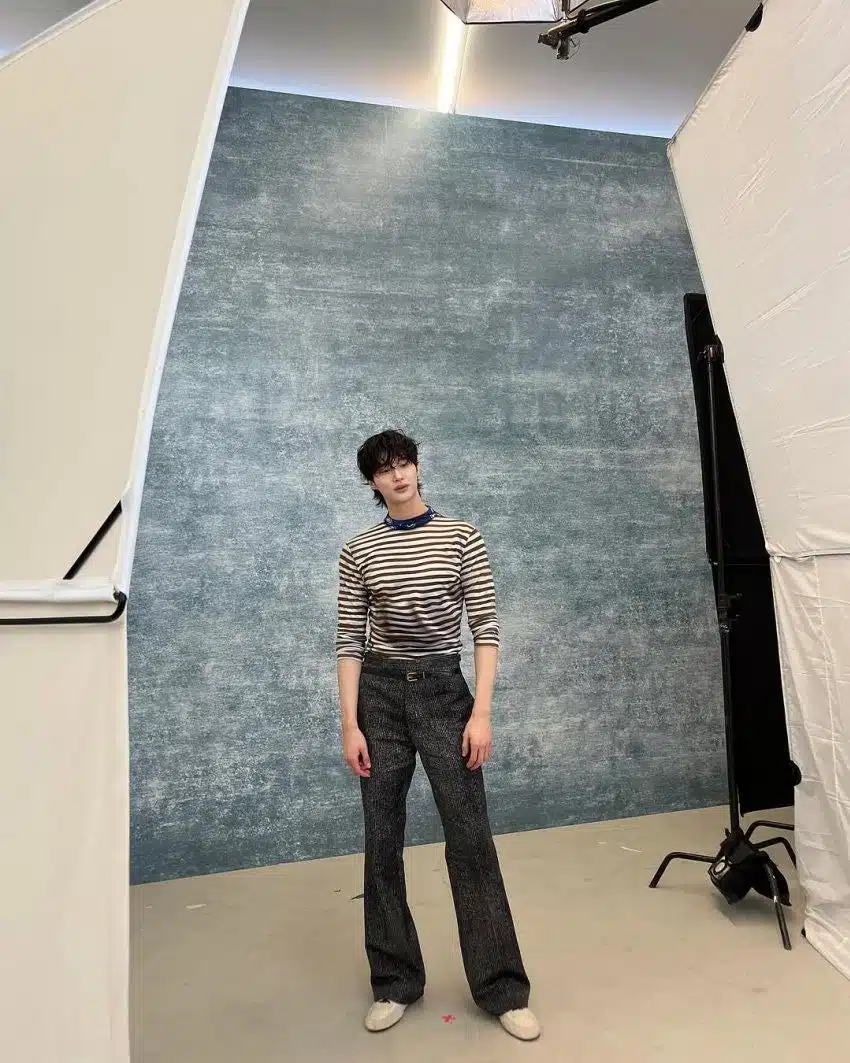 El cuerpo de triángulo invertido perfecto del humano Prada Woo Seok