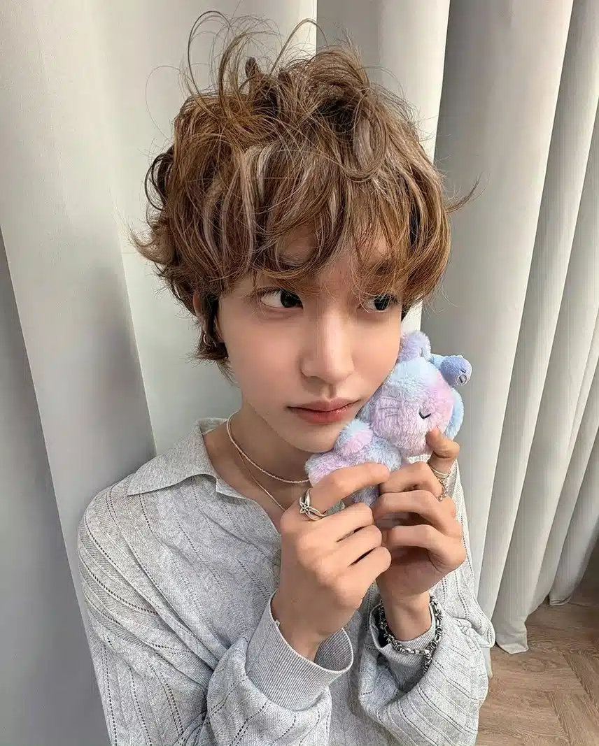 🧡Pakaian yang sama, perasaan yang berbeda! Lihat foto-foto Won Bin dan Sung Chan yang mencerna mode secara berbeda🧡