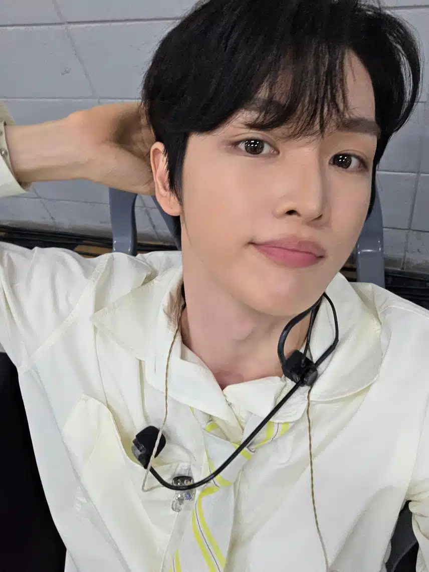Seongchan mengatakan dia terlalu pucat dan harus mengurangi riasannya