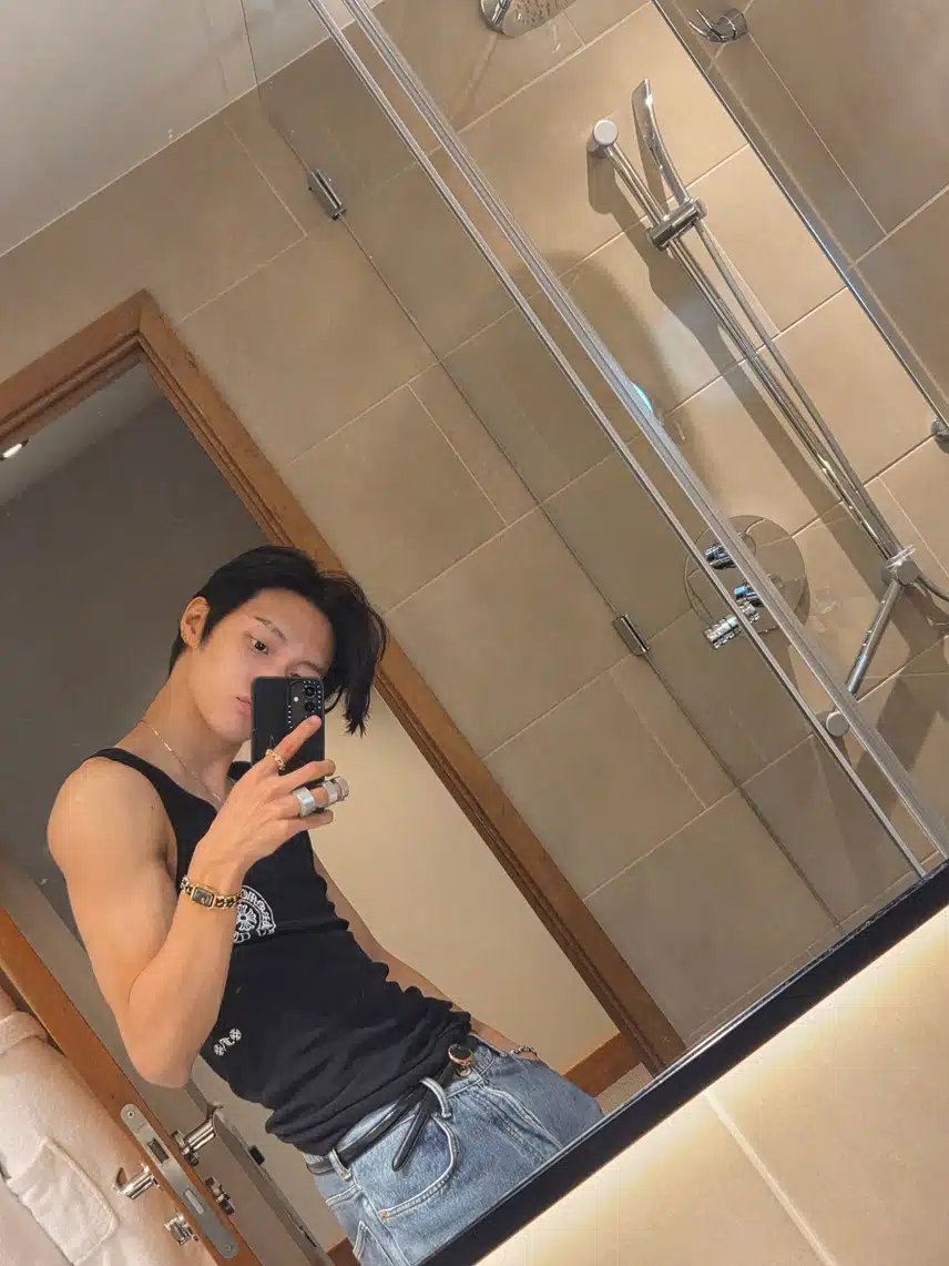 Gips jari Won Bin yang menurutnya keren secara diam-diam