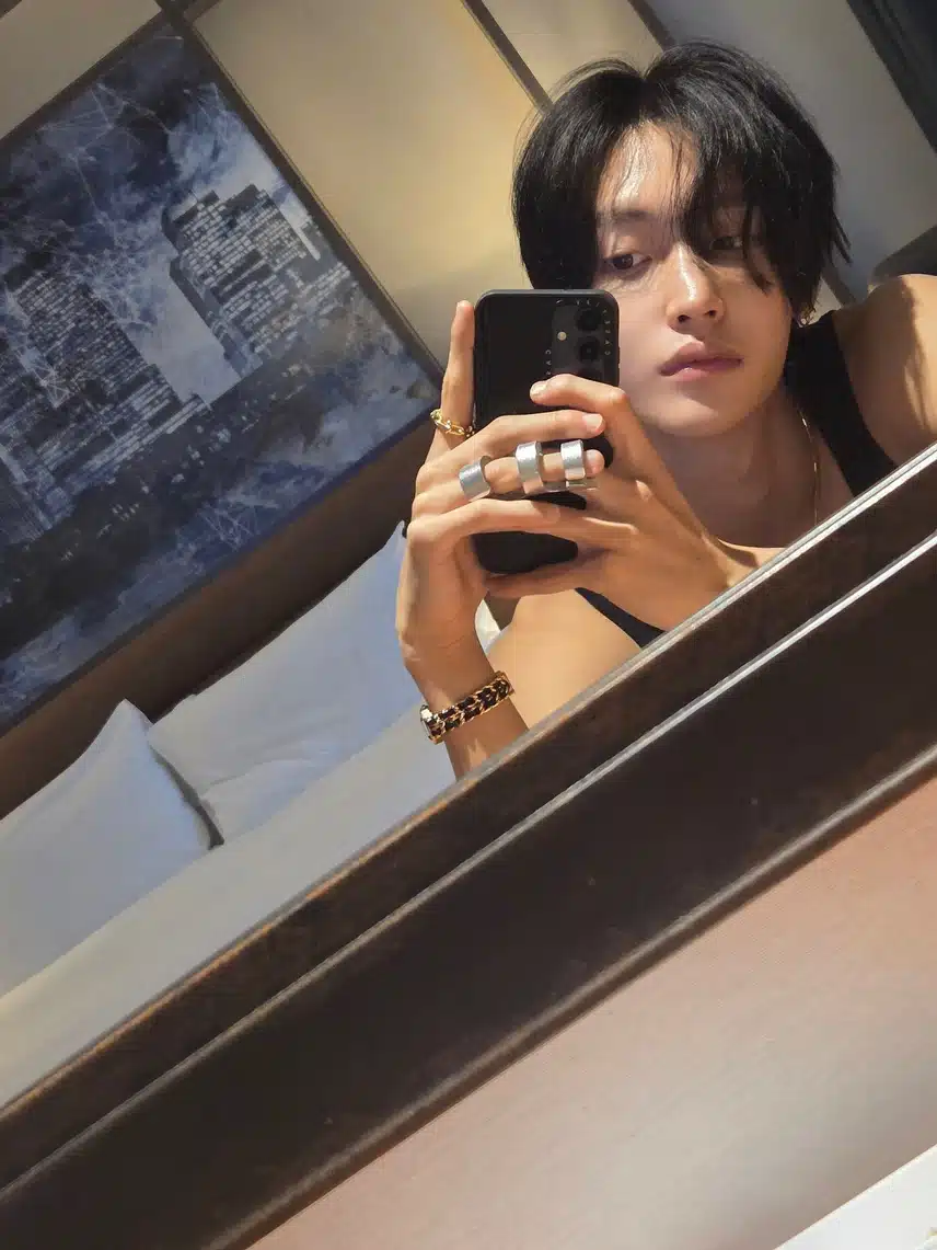 Gips jari Won Bin yang menurutnya keren secara diam-diam