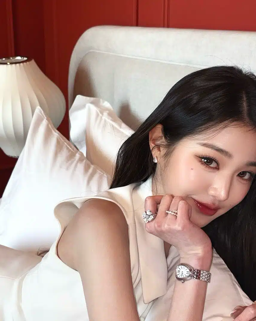 The ring and watch are all gorgeous, but Wonyoung's face is even more gorgeous, so it overshadows them 💍