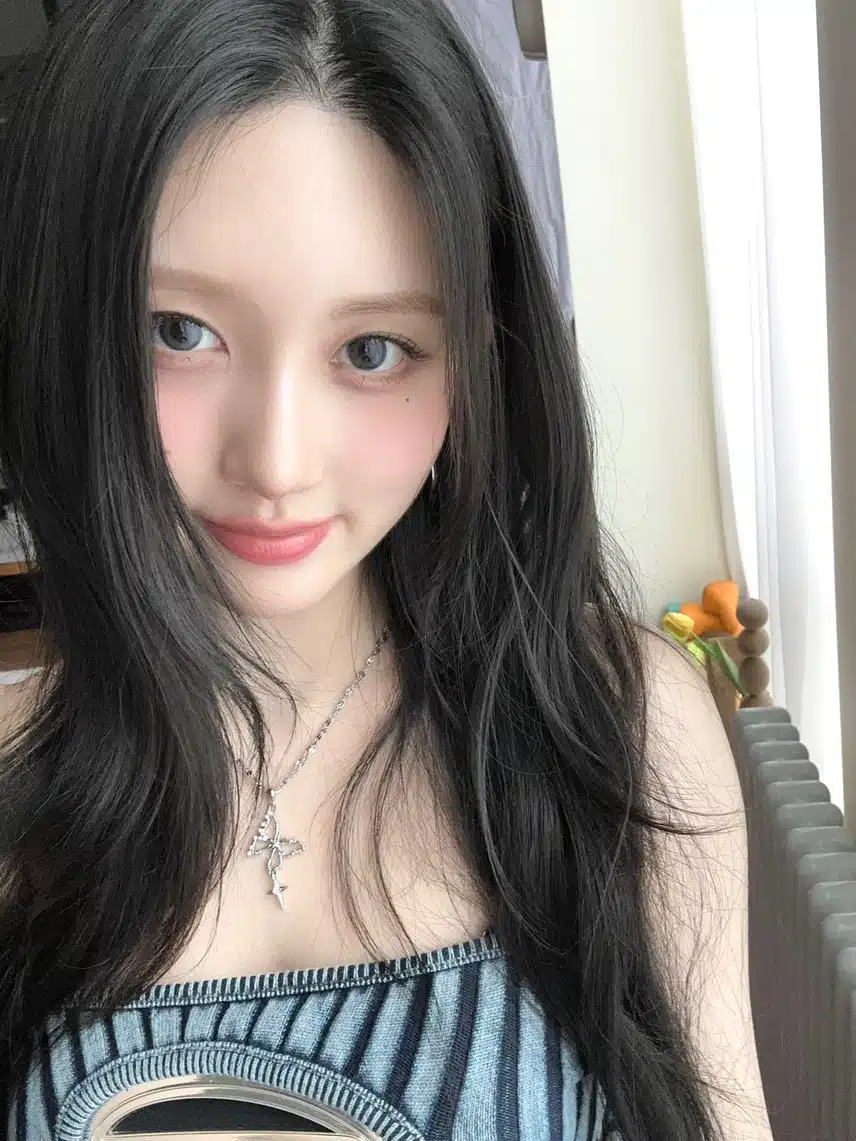 맑은 눈망울이 돋보이는 아이브 가을 셀카 