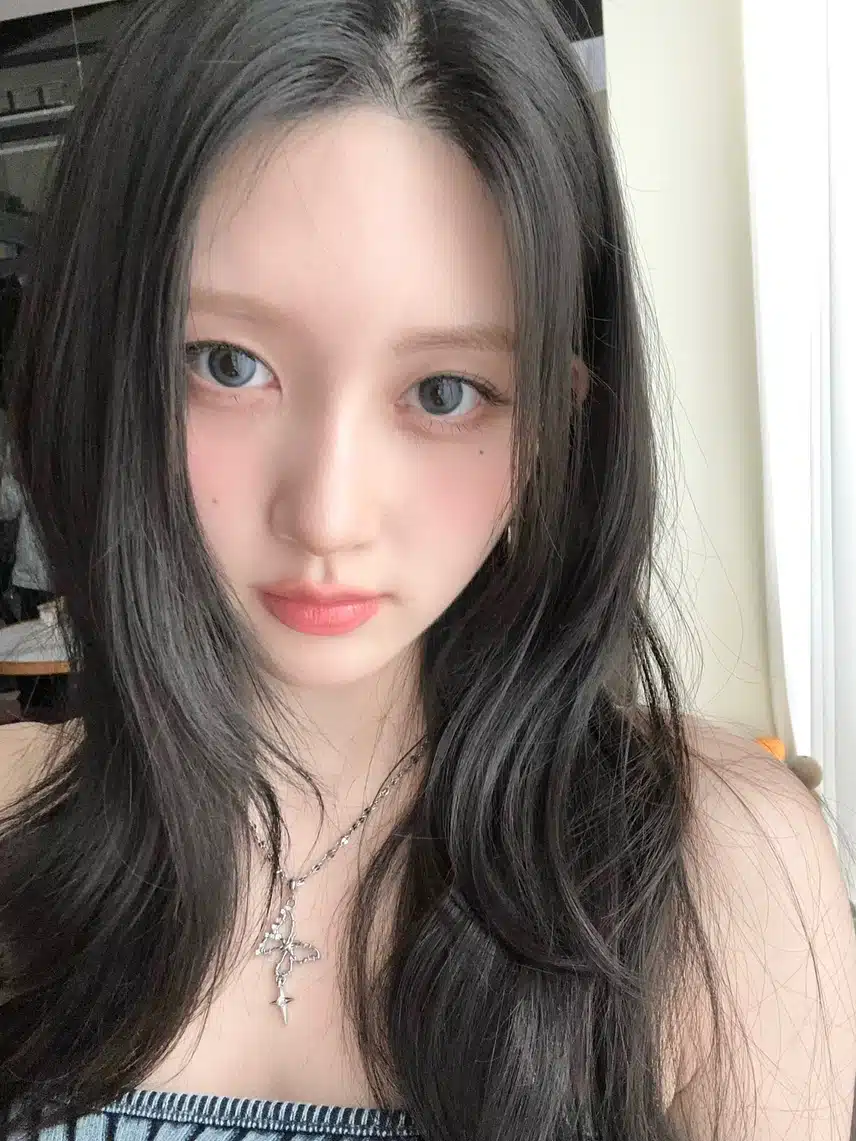 맑은 눈망울이 돋보이는 아이브 가을 셀카 