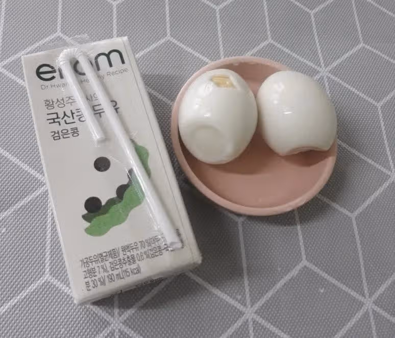 삶은 계란과 두유 방울토마토