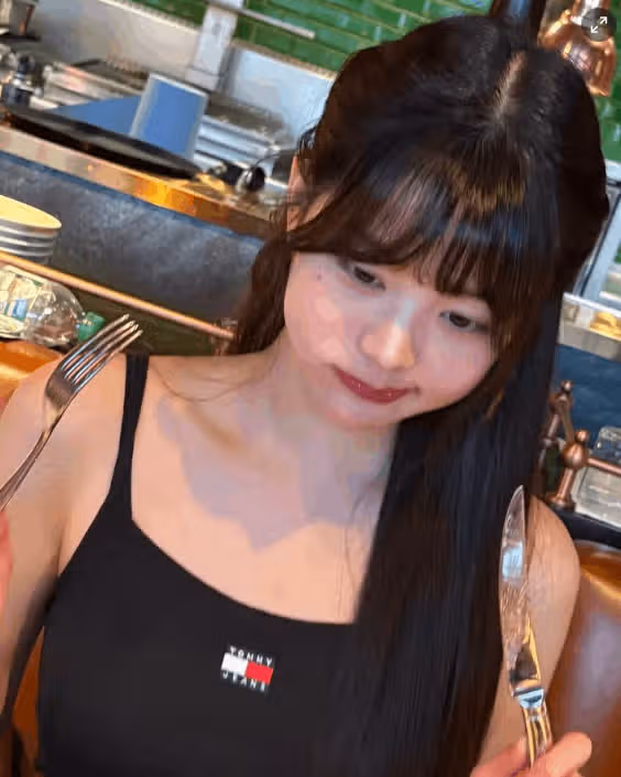 张元英，在牛排前的表情是~哈哈