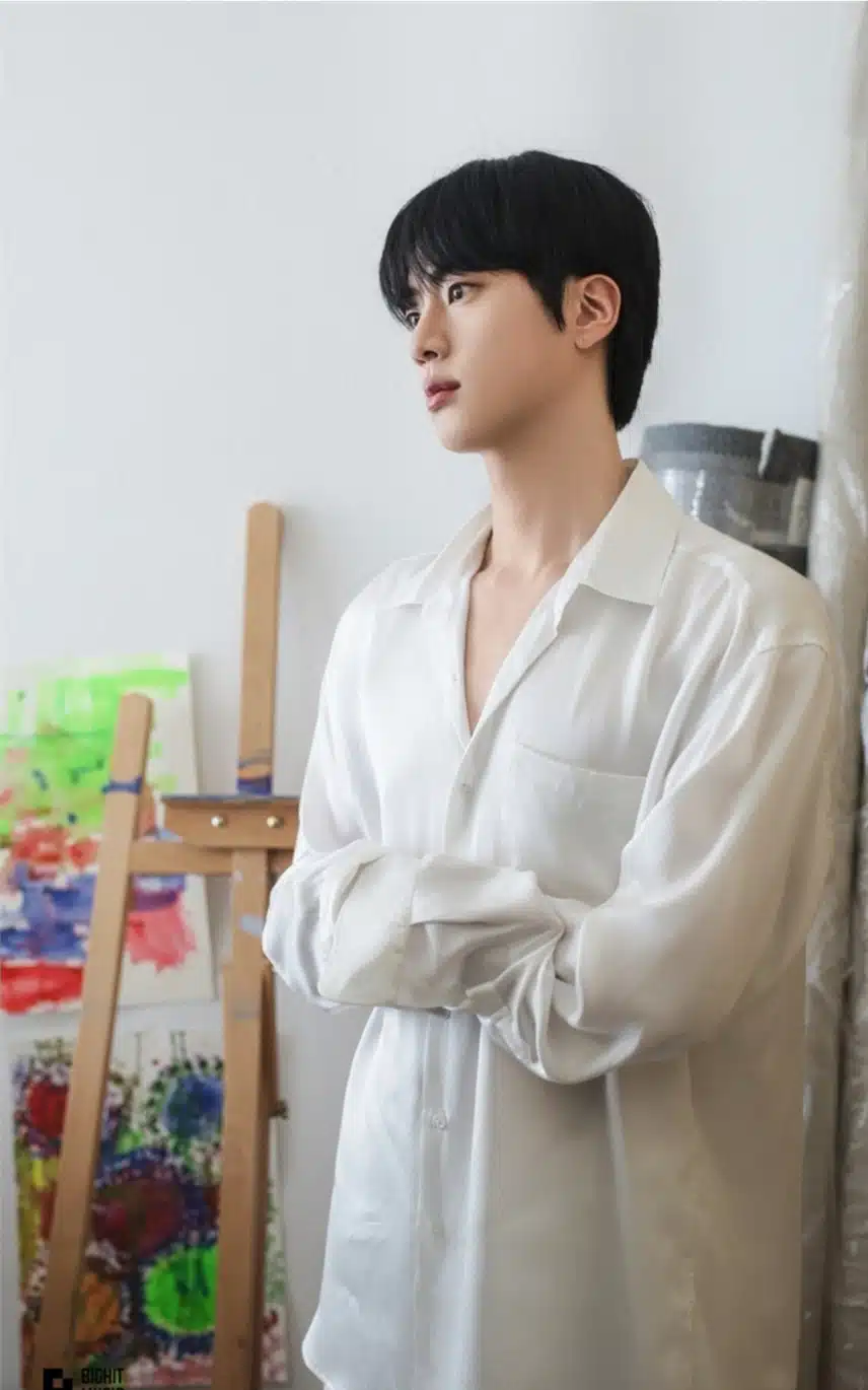 무더위도 날려버릴 잘생김 석진님 봐요