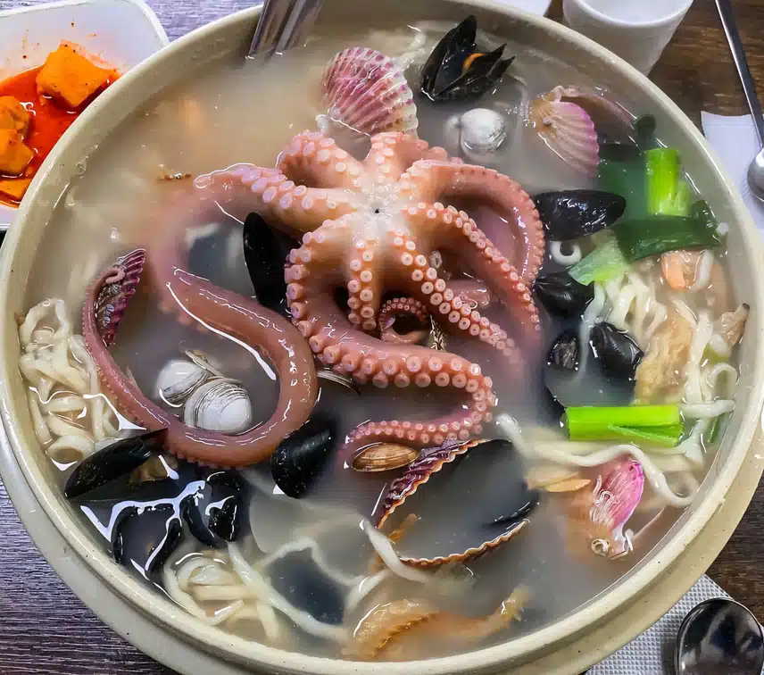 해물 가득 칼국수