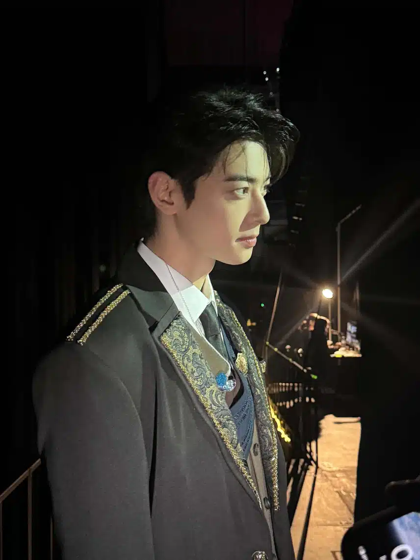 Les visuels du fan meeting de Cha Eunwoo ressemblent à ceux d'un vrai prince