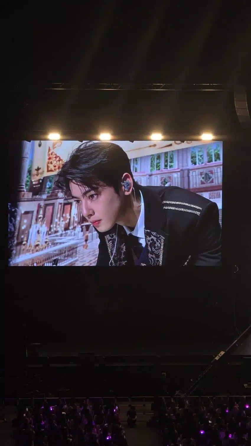 Les visuels du fan meeting de Cha Eunwoo ressemblent à ceux d'un vrai prince