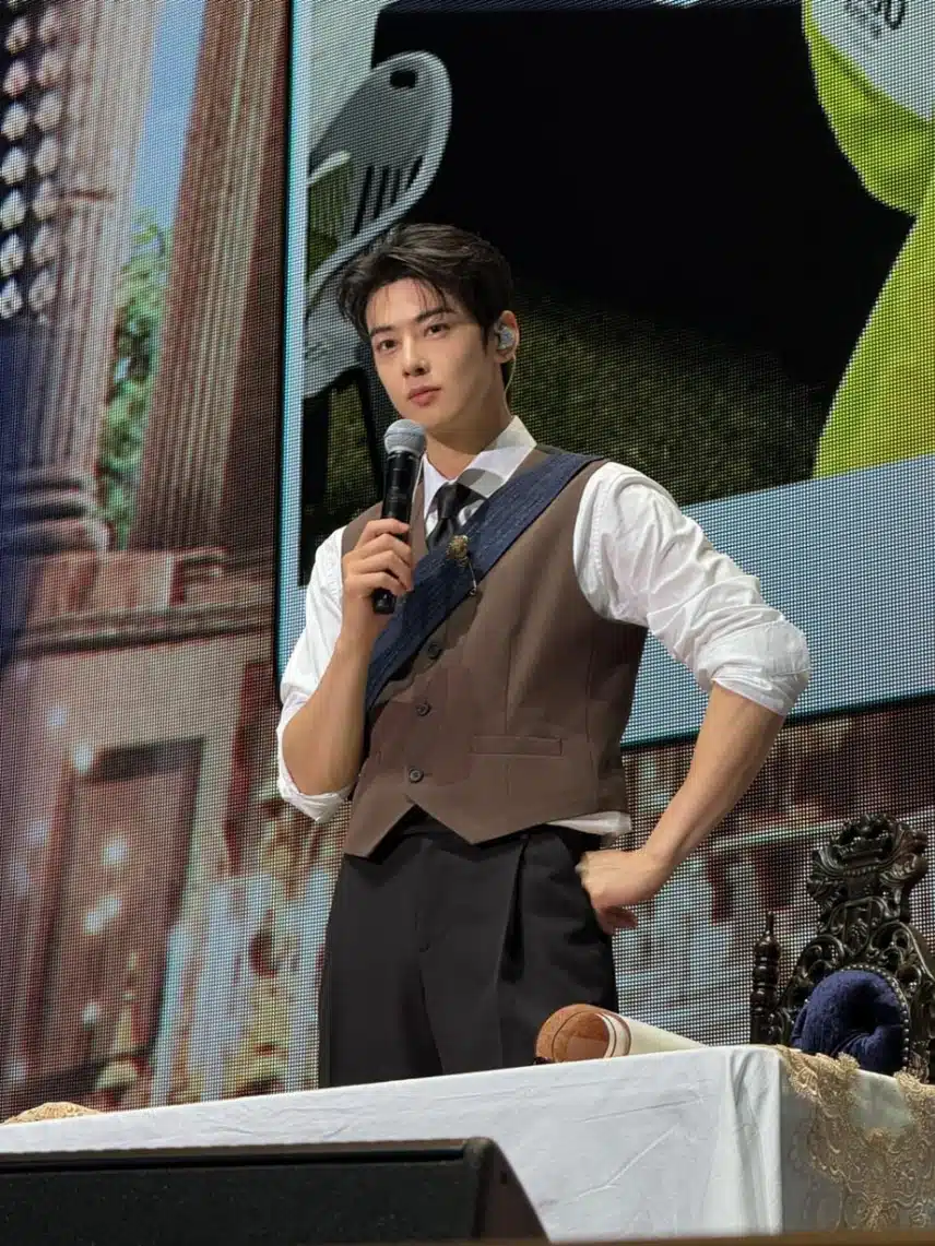 Les visuels du fan meeting de Cha Eunwoo ressemblent à ceux d'un vrai prince