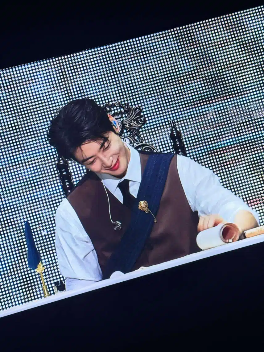 Les visuels du fan meeting de Cha Eunwoo ressemblent à ceux d'un vrai prince