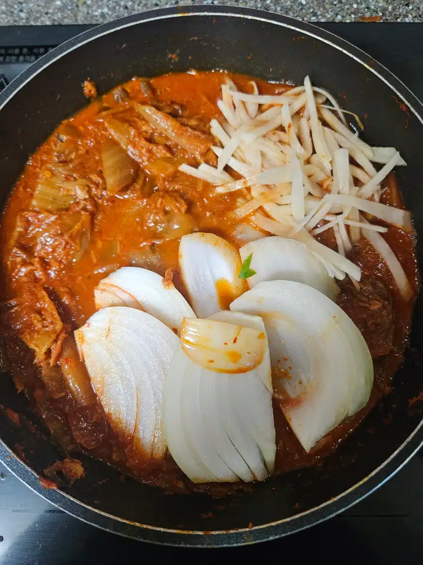 참치 고추장 김치찌개 보글보글 꿇였네요.🐬🥔