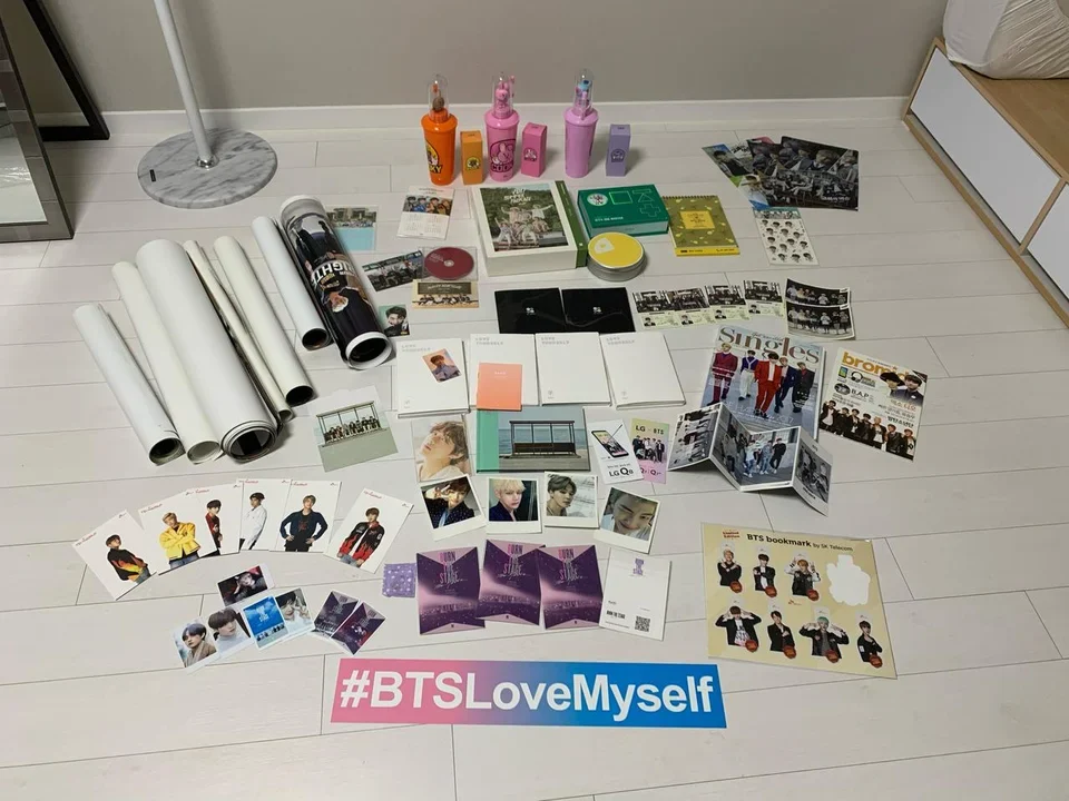 방탄 덕질하면서 굿즈 모으는 재미가 쏠쏠해요.