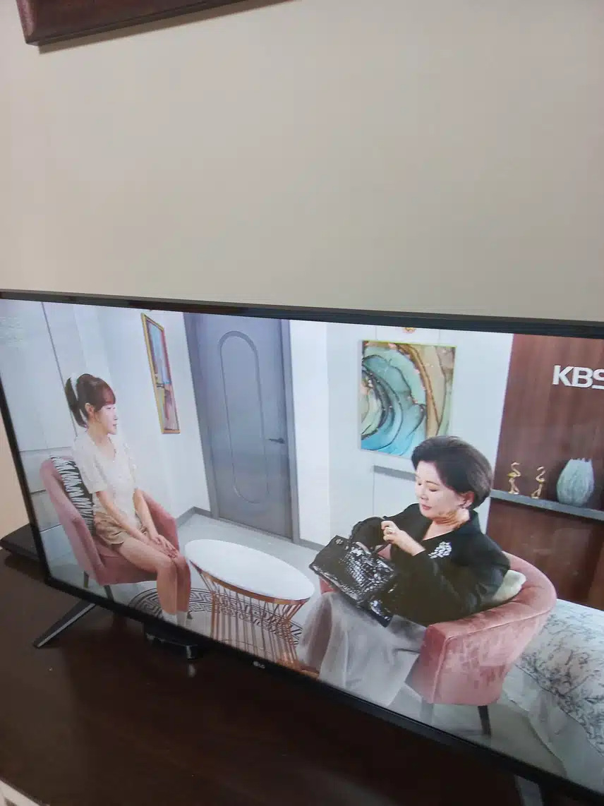 광숙에게 사람을 찾아 달라는 장모님입니다