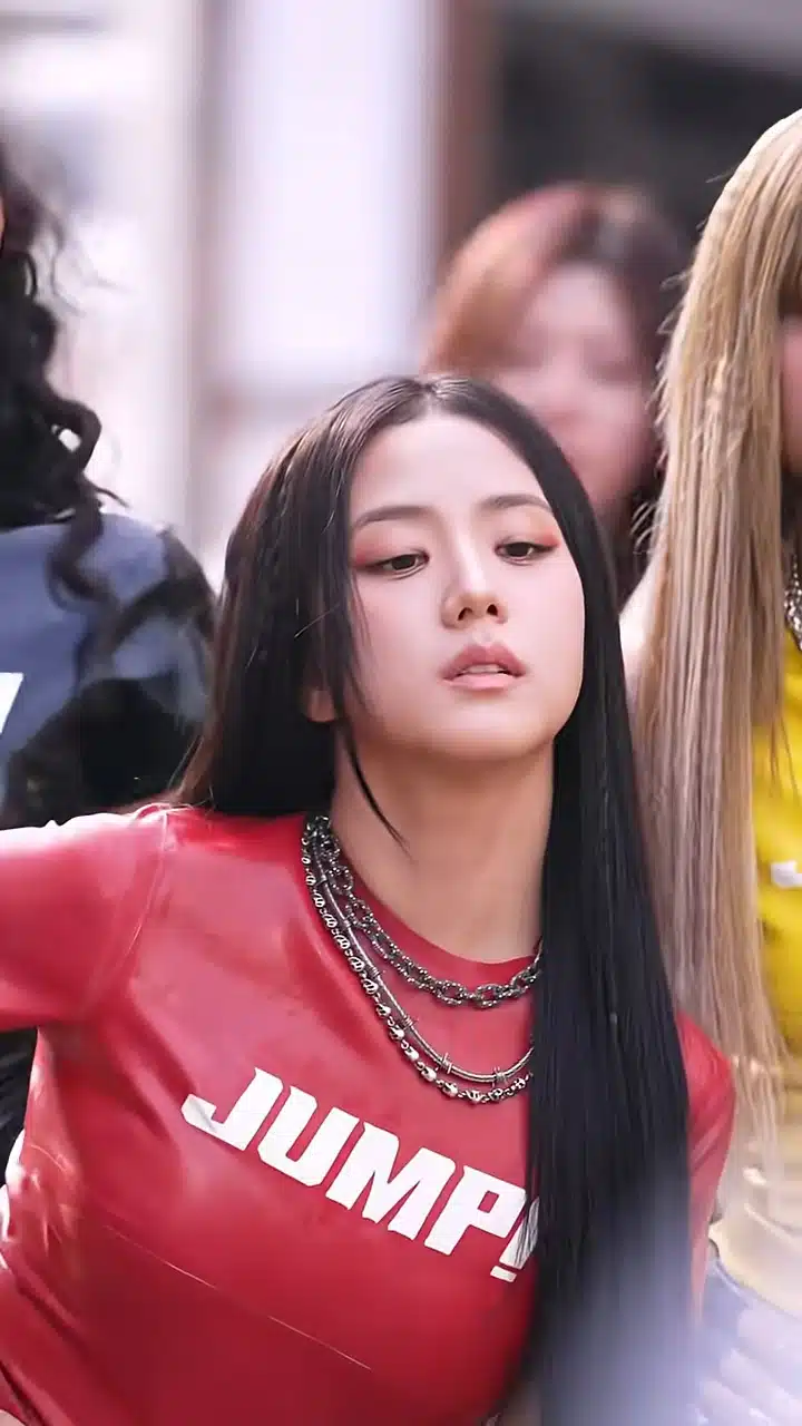 Jisoo behind the scenes of the MV where her face is working hard