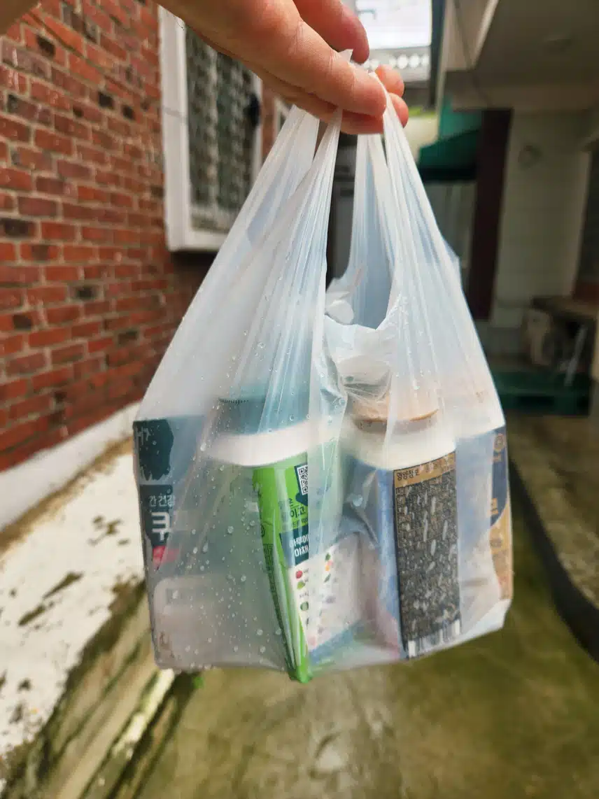 비는 쫄딱 맞았지만 마음은 따뜻하네요