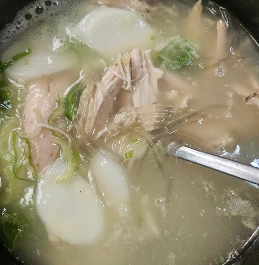 닭가슴살 곰탕 보글보글 꿇였네요.🐔