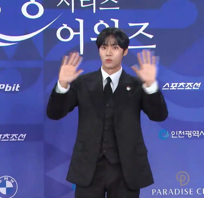 인사하느라 ㅎㅎ정신없는 영우