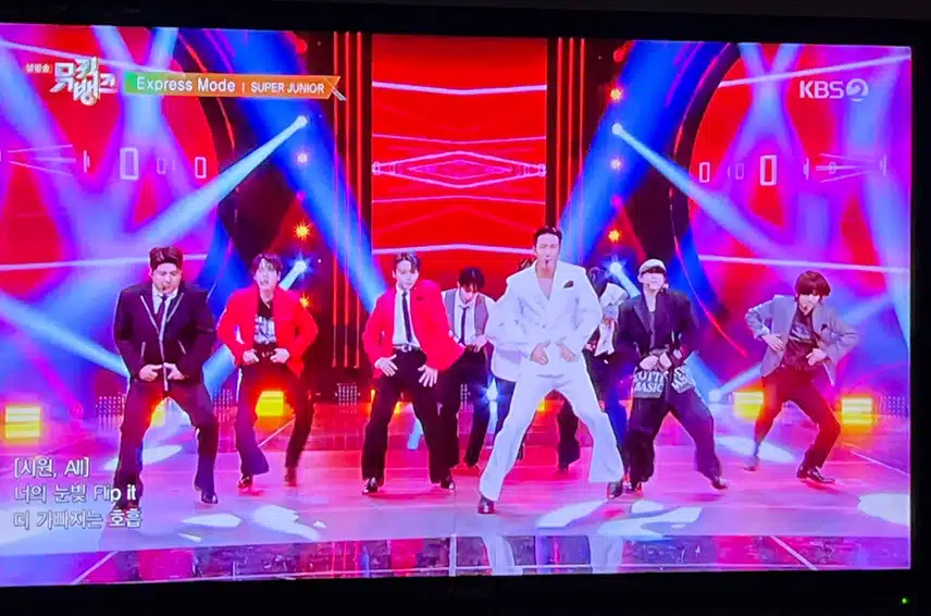 Toàn bộ nhóm Super Junior đã xuất hiện trên Music Bank