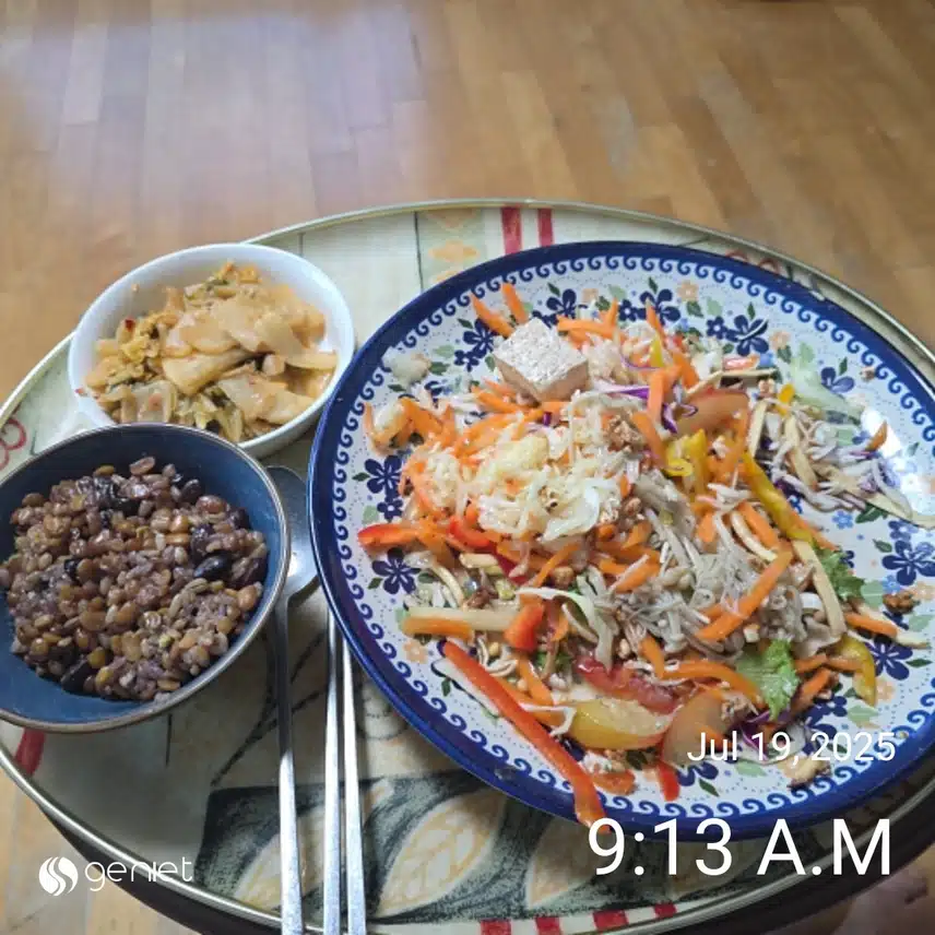 아침은 잡곡밥과 기본식단(구운두부버섯 야채과일 샐러드)