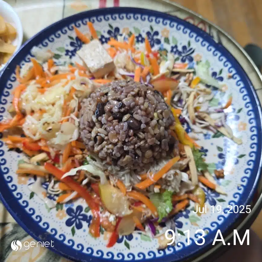 아침은 잡곡밥과 기본식단(구운두부버섯 야채과일 샐러드)