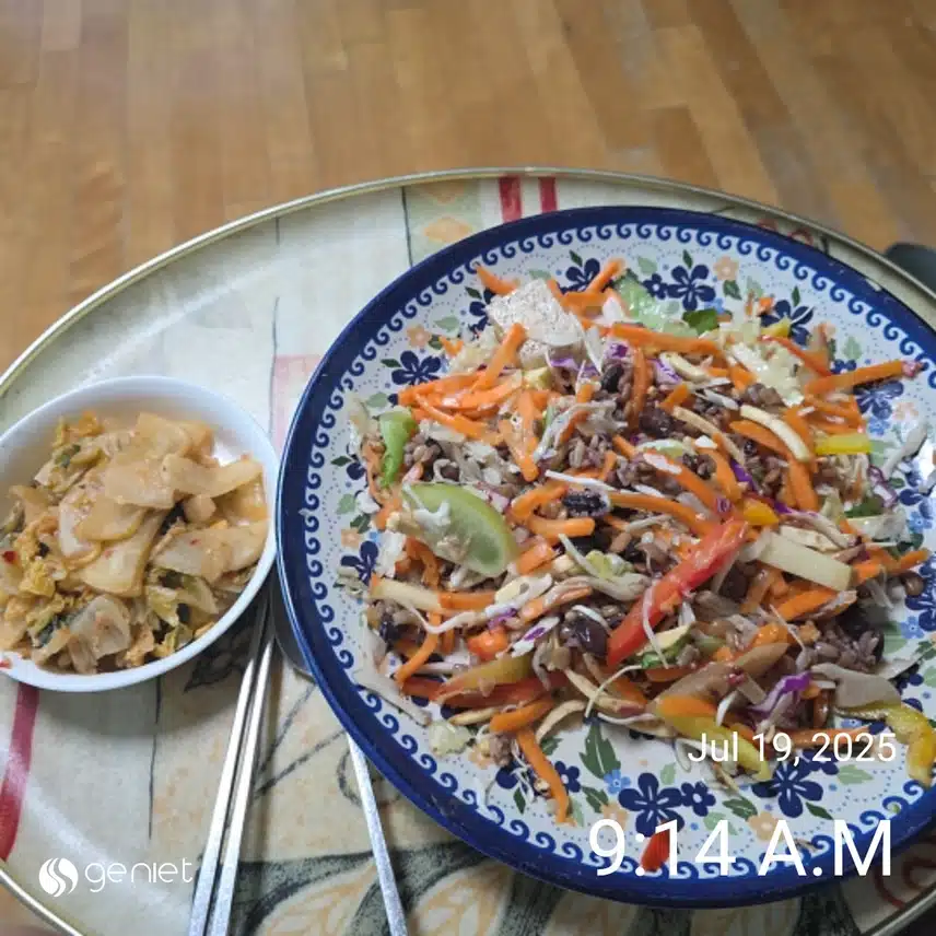 아침은 잡곡밥과 기본식단(구운두부버섯 야채과일 샐러드)