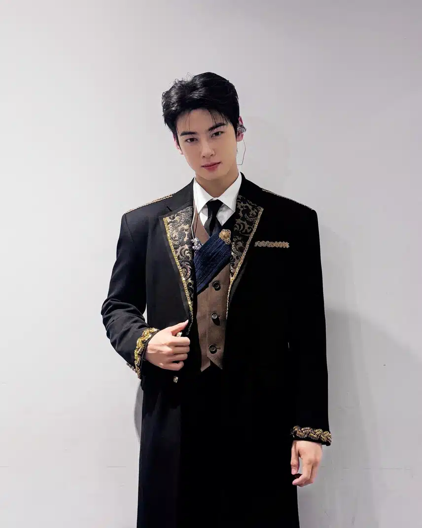 팬미팅에서 빛나는 황태자로 등장한 차은우