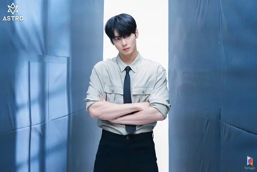 전완근이 돋보이는 차은우 셔츠 착장 사진