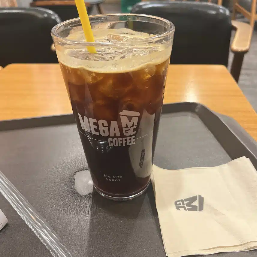 점심먹고 산책나왔다 시원하게 커피한잔 해요