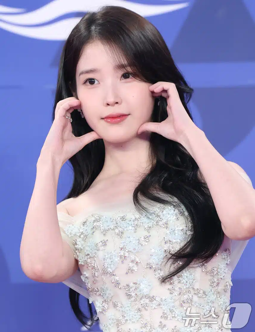 청룡시리즈어워즈에서 포즈 취하는 아이유님