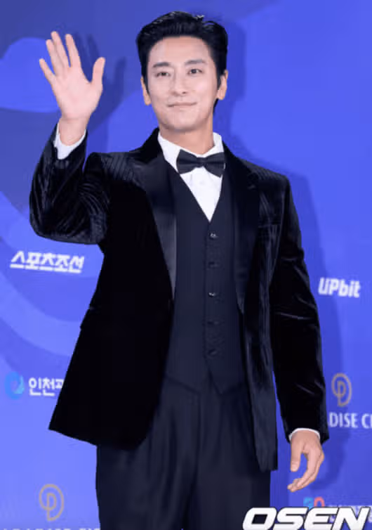 Congratulations to Joo Ji-hoon for winning the Best Actor Award.