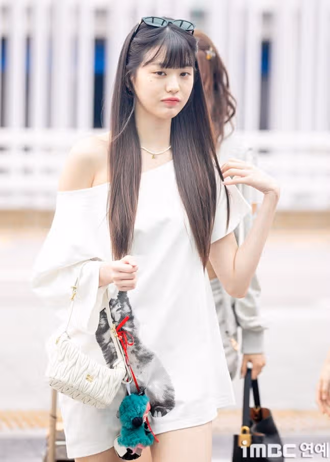 Jang Won-young is leaving the country... Her airport fashion is cool and her straight hair suits her well.